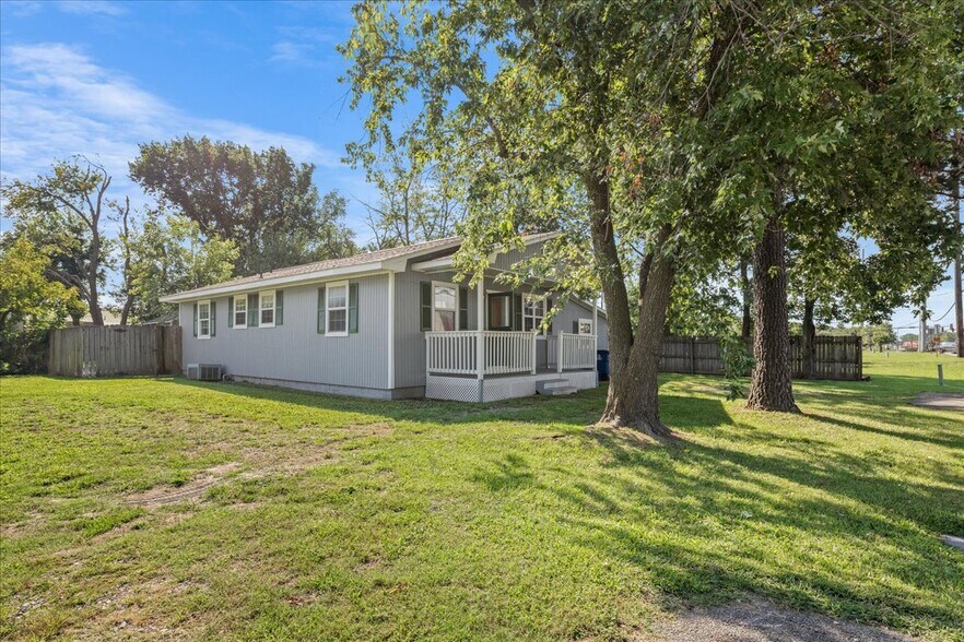 More Photos Of 1201 & 1203 SW I street St, Bentonville Flex For Sale