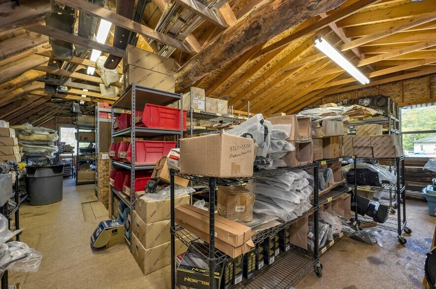 More Photos Of 12 Land Cruiser Dr, Sullivan Distribution For Sale