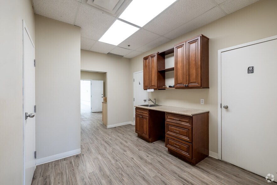 More Photos Of 1420-1490 Rue Beaulac, Saint-Laurent Light Distribution For Lease