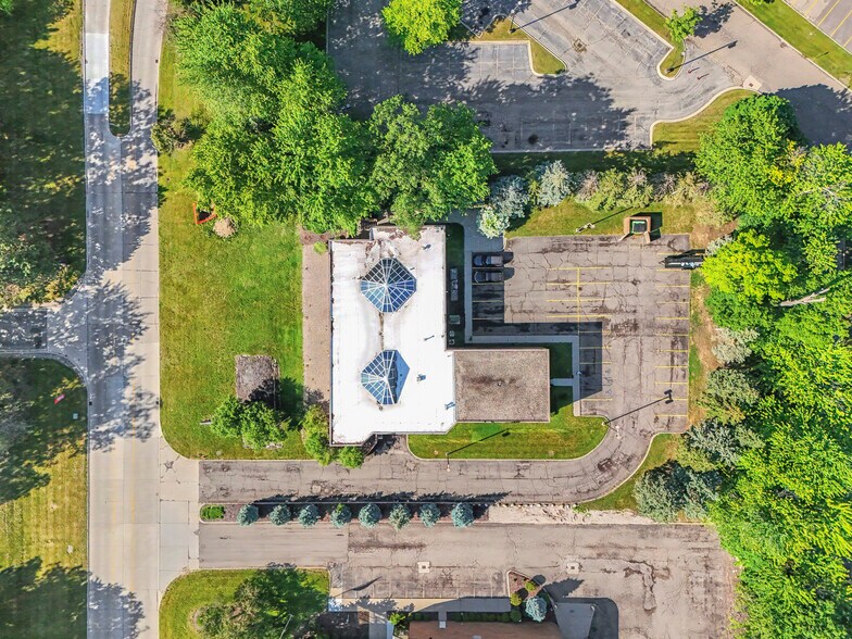 More Photos Of 15360 S Commerce Dr, Dearborn Office For Sale