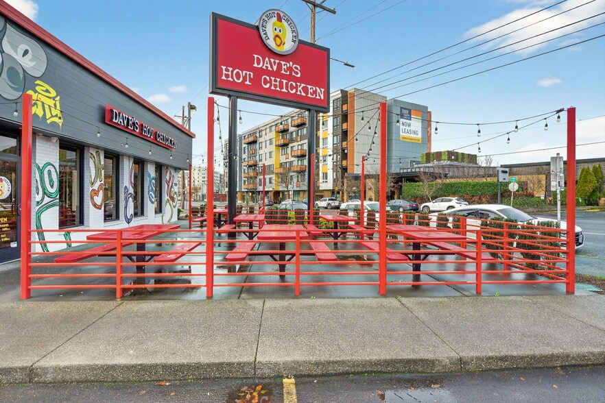 Primary Photo Of 2920 NE Sandy Blvd, Portland Fast Food For Sale