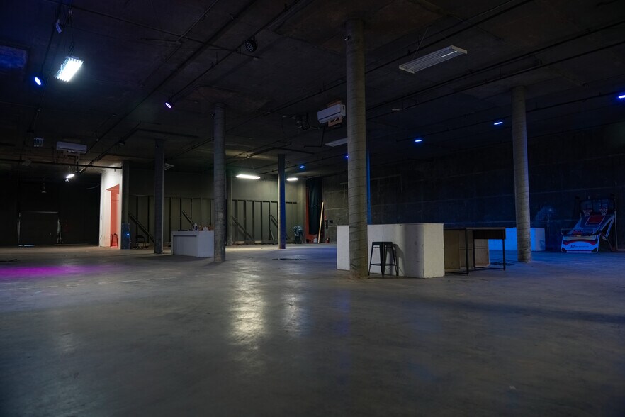 More Photos Of 523 Joseph E Boone Blvd, Atlanta Warehouse For Sale