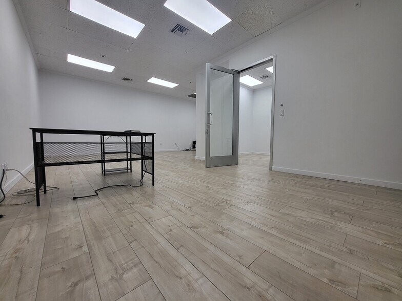 More Photos Of 4711 Oakwood Ave, Los Angeles Office For Lease