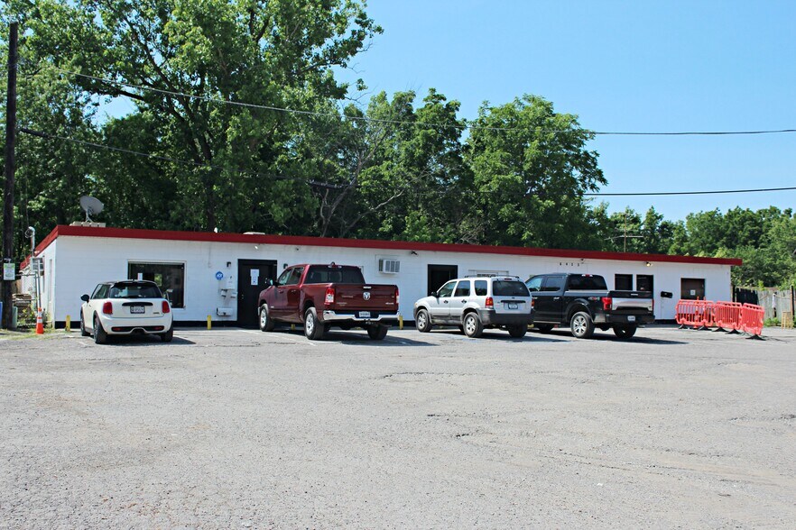 More Photos Of 6455 Massachusetts Ave, Indianapolis Flex For Lease