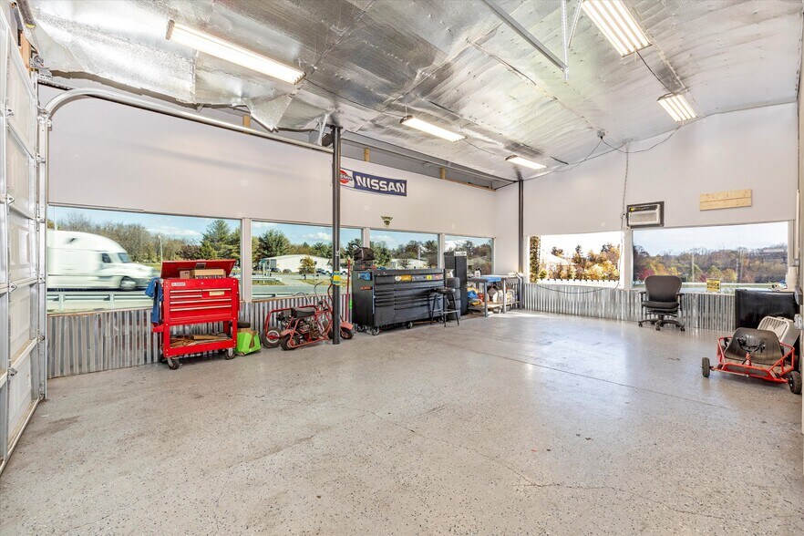 More Photos Of 9827 Hansonville Rd, Frederick Auto Repair For Sale