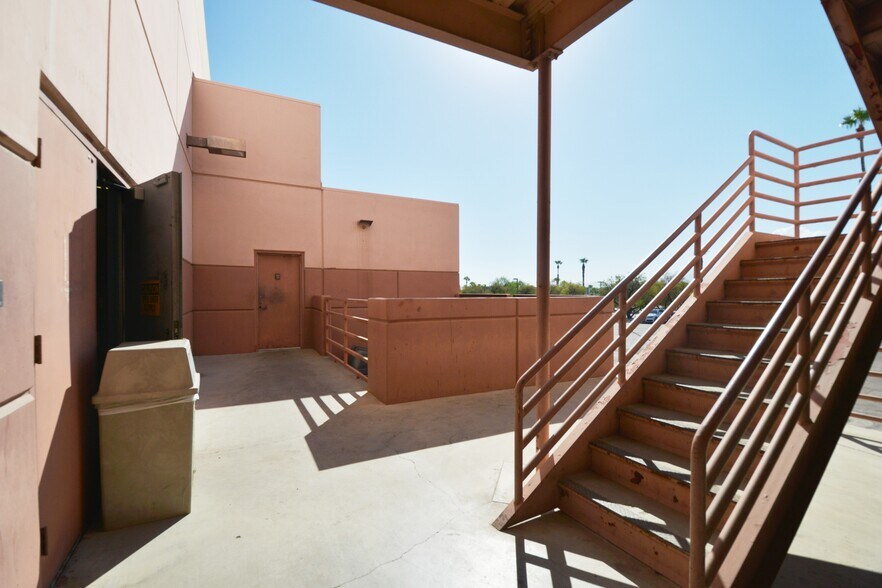 More Photos Of 750 N Gene Autry Trl, Palm Springs Showroom For Sale