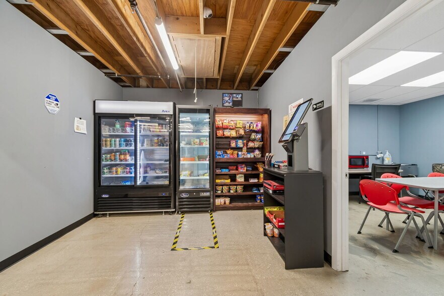 More Photos Of 1760-1770 Calumet St, Clearwater Warehouse For Lease