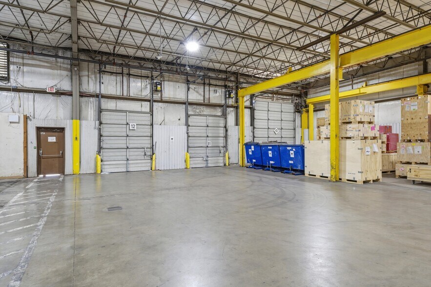 More Photos Of 700 W Loop 340, Woodway Warehouse For Lease