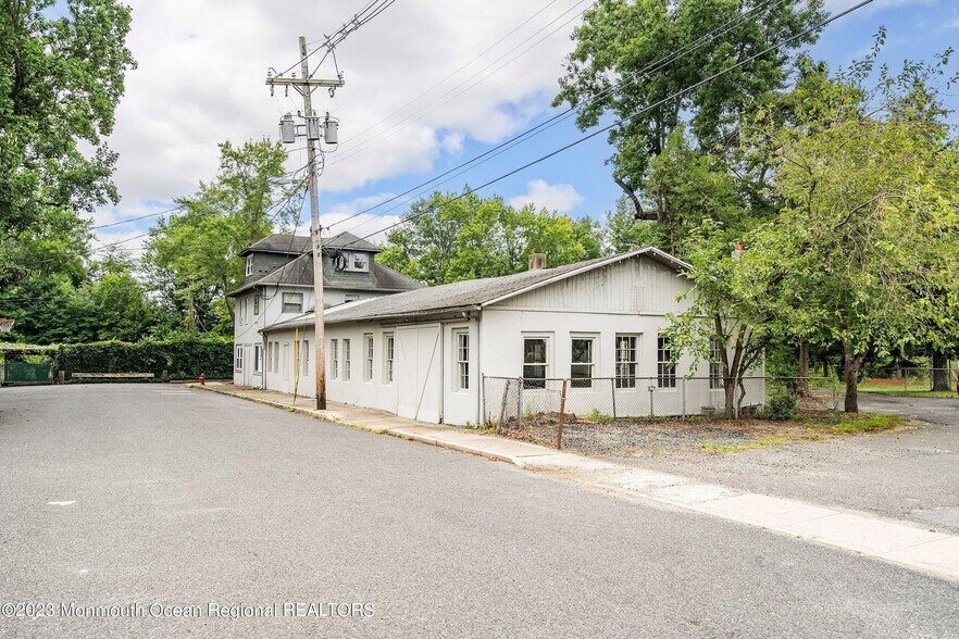 More Photos Of 27 Boud Avenue, Farmingdale Warehouse For Lease