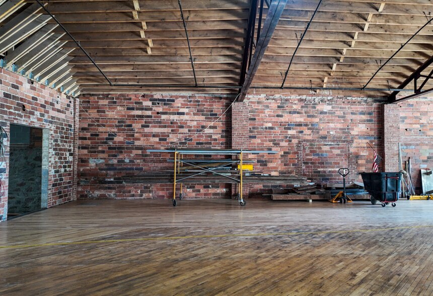 More Photos Of 206-208 N Fairfax Ave, Sioux Falls Light Distribution For Lease