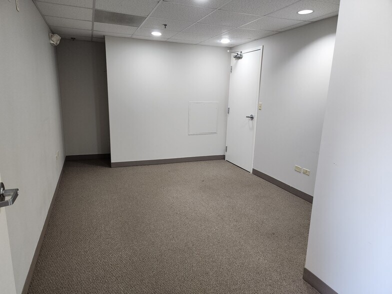 More Photos Of 960-970 Harris Rd, Grayslake Coworking Space