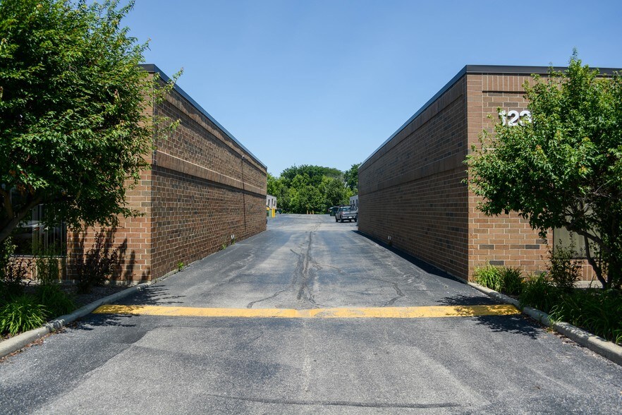 More Photos Of 1230-1258 Allanson Rd, Mundelein Light Manufacturing For Lease