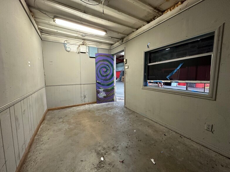 More Photos Of 4214 W Virginia Ave, Tampa Warehouse For Lease