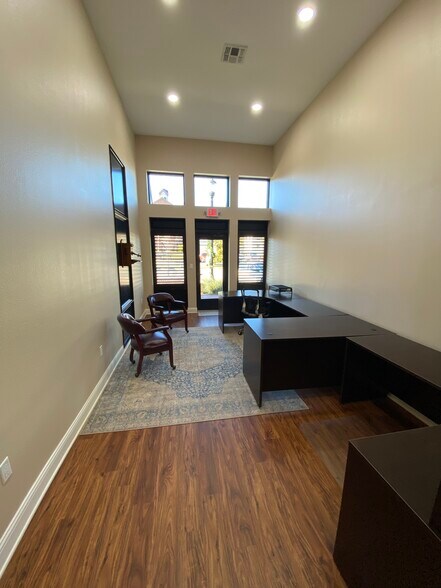 More Photos Of 117 San Augustine St, Center Office Residential For Sale