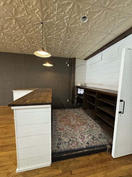 More Photos Of 419 W Main St, Yukon Storefront Retail Residential For Sale