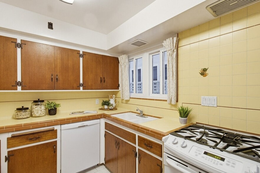 More Photos Of 829 Avalon Ct, San Diego Apartments For Sale