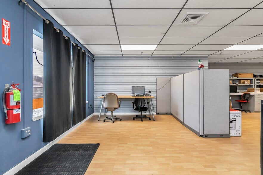 More Photos Of 1794 Bridge St, Dracut Storefront For Sale