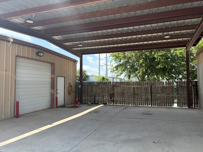 More Photos Of 2476 N Heideke St, Seguin Industrial For Sale
