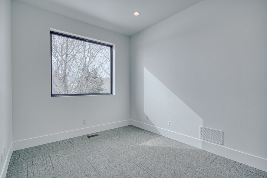 More Photos Of 1070 Curlew Dr, Ammon Medical For Lease