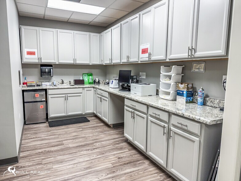 More Photos Of 35 W Church St, Jasper Office For Lease