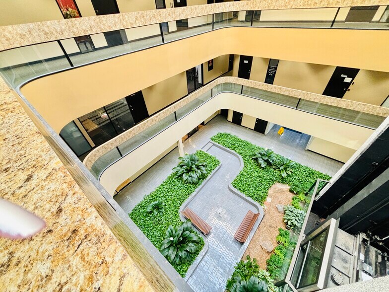 More Photos Of 6100 Corporate Dr, Houston Office For Sale