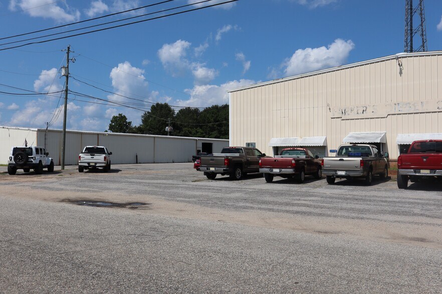 More Photos Of 1530 Parker Ln, Enterprise Warehouse For Lease