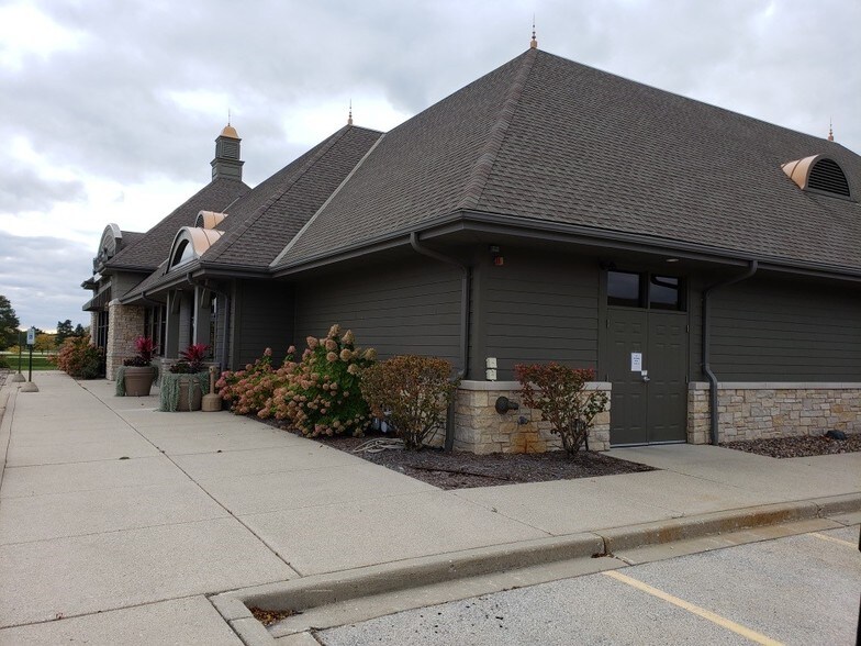 More Photos Of 1290 N Summit Ave, Oconomowoc General Retail For Lease