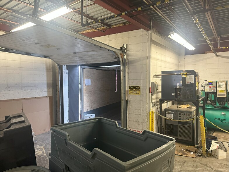More Photos Of 25 Amflex Dr, Cranston Light Manufacturing For Sale