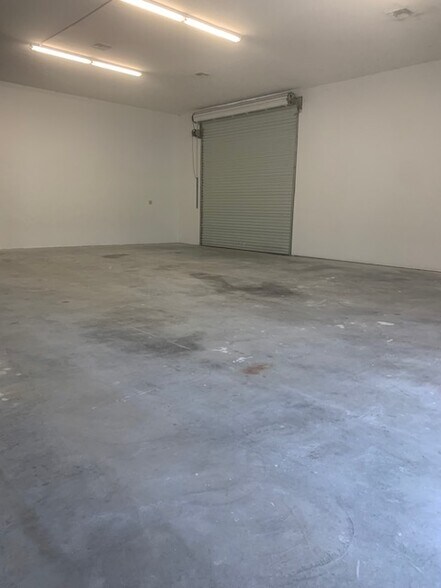 More Photos Of 3037 SW 3rd Ter, Okeechobee Showroom For Lease