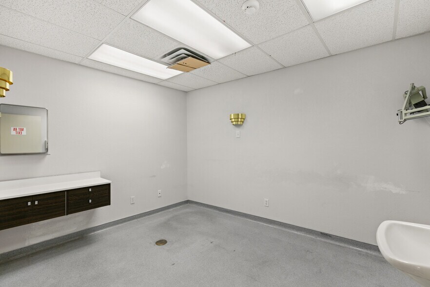 More Photos Of 872 E Sahara Ave, Las Vegas Medical For Lease