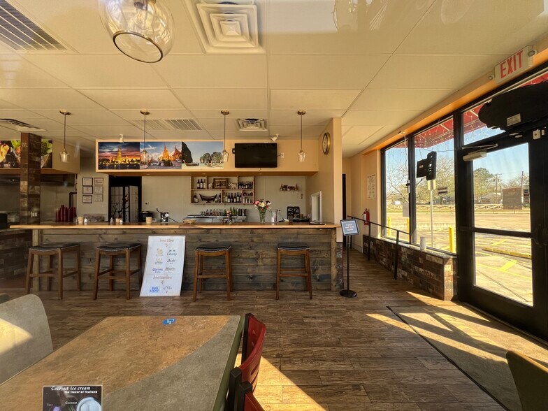 More Photos Of 1112 N Frazier St, Conroe Freestanding For Sale