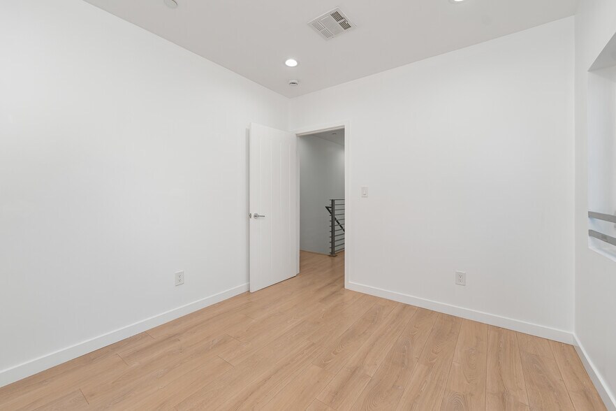 More Photos Of 10706 Camarillo St, Toluca Lake Apartments For Sale