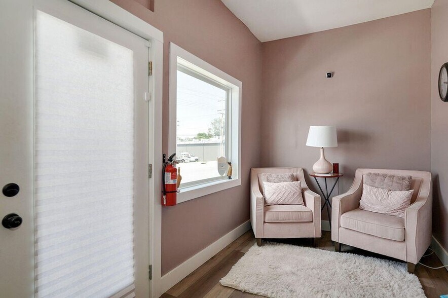 More Photos Of 108 W Mount Vernon St, Nixa Veterinarian Kennel For Sale