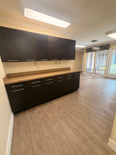 More Photos Of 12734 Kenwood Ln, Fort Myers Office For Sale
