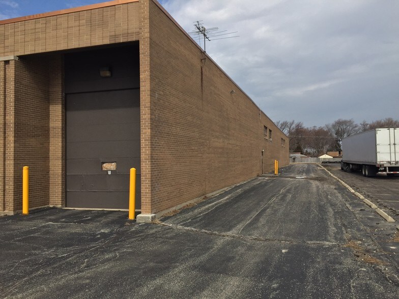 More Photos Of 110-112 Carpenter Ave, Wheeling Manufacturing For Lease