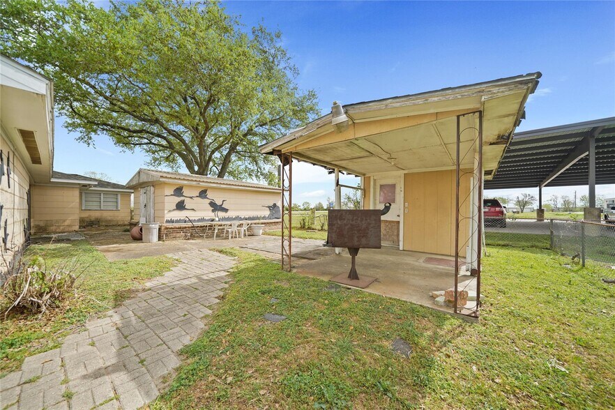 More Photos Of 1605 E Main St, Eagle Lake Specialty For Sale