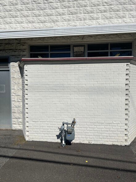 More Photos Of 4118 Queensbury Rd, Hyattsville Freestanding For Lease