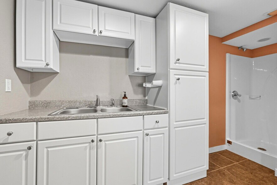 More Photos Of 635 E Business 30, Columbia City Showroom For Sale