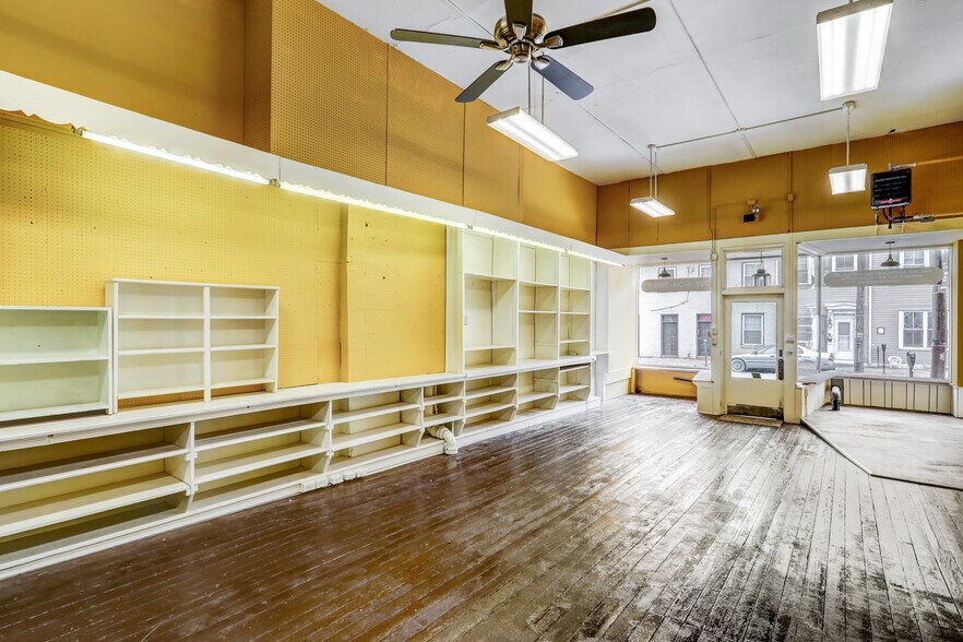 More Photos Of 12 W Market St, Marietta Freestanding For Lease