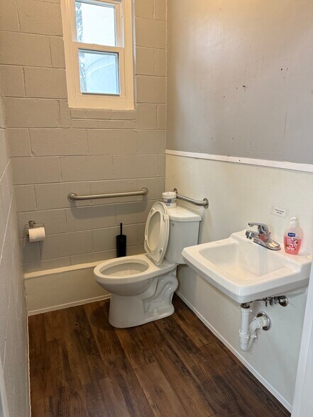 More Photos Of 7010 Doral Dr, Tobaccoville General Retail For Sale