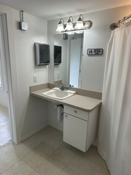 More Photos Of 2023 Jeffcott St, Fort Myers Office For Sale