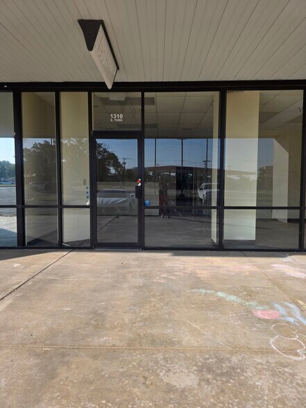 More Photos Of 1300-1336 S York St, Muskogee Storefront For Lease