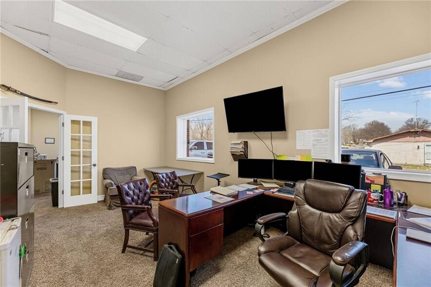 More Photos Of 702 SW South Ave, Blue Springs Warehouse For Lease