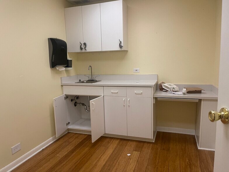 More Photos Of 69-73 N Broadway St, Des Plaines Medical For Lease