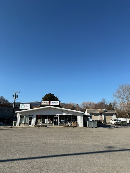Primary Photo Of 206 Meridian st, Chewelah General Retail For Sale