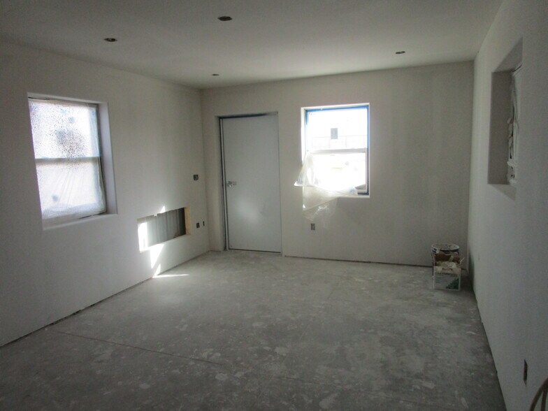 More Photos Of 365 Airlinks Dr, Garden City Industrial For Sale