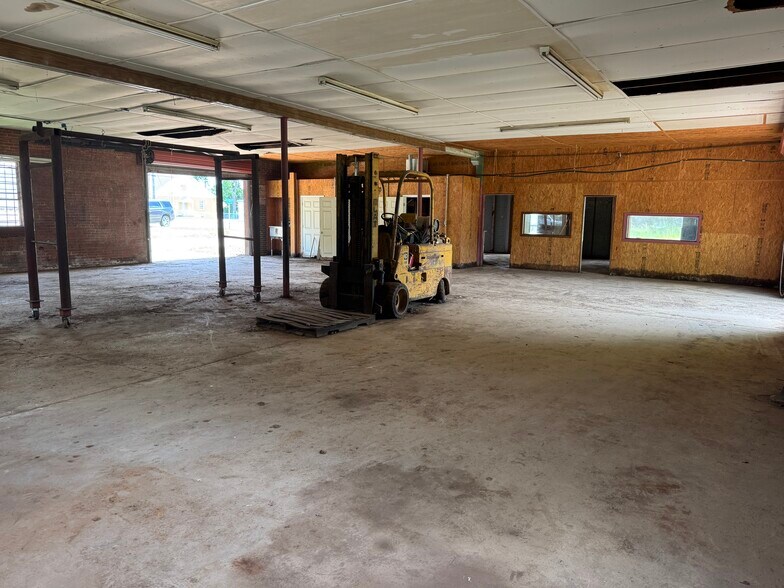 More Photos Of 302 S Louise St, Atlanta Light Manufacturing For Sale