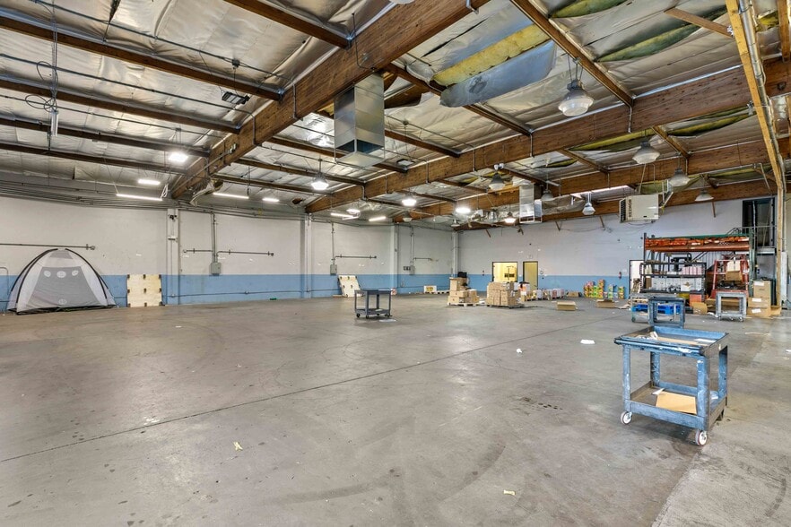 More Photos Of 9362 Eton Ave, Chatsworth Warehouse For Lease