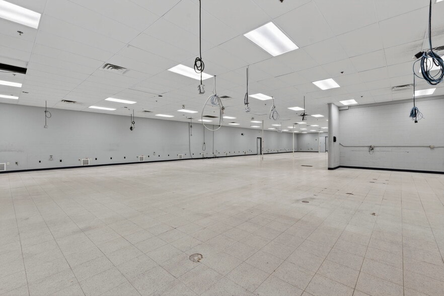 More Photos Of 645 Harvey Rd, Manchester Showroom For Lease