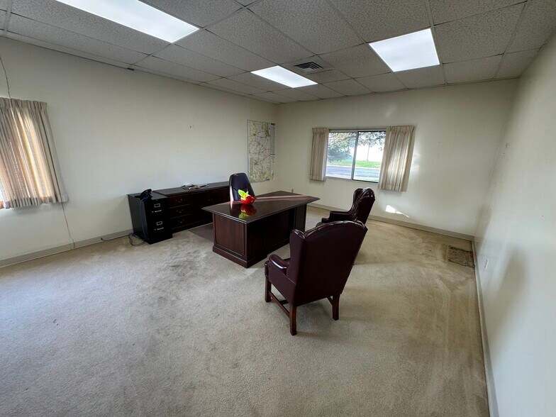 More Photos Of 4616 Enterprise Dr, Bartonville Industrial For Sale